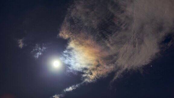 月亮使云变得五颜六色像彩虹一样