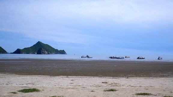 手持拍摄在海边和海滩在PakNamPranPranburi