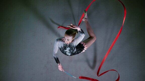SLOMOLD上方一个艺术体操运动员旋转着她的红丝带