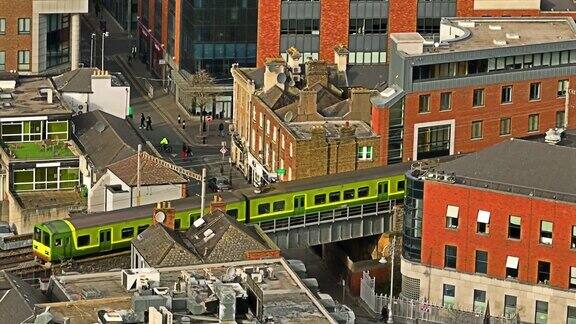 绿色Dart火车在爱尔兰都柏林的鸟瞰图拥挤的城市生活鸟瞰图欧洲城市中心欧洲城市景观空中拥挤的城市景观
