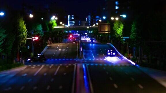 东京市中心街道上的微型交通堵塞的夜间延时放大