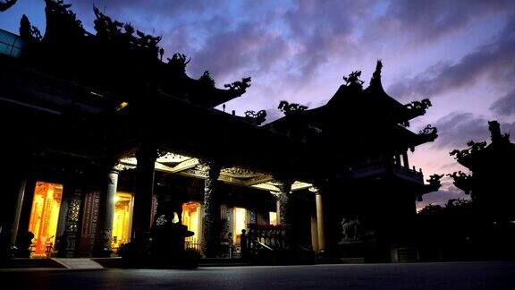 日落时分的传统中国寺庙