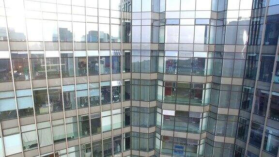 现代城市中玻璃幕墙的现代办公大楼
