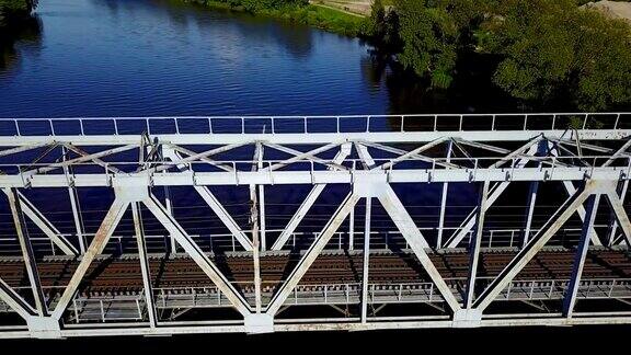 高加河铁路桥梁拉脱维亚无人机俯视图4K超高清视频