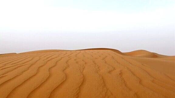 阿拉伯联合酋长国迪拜附近的阿拉伯沙漠中风景如画的沙丘