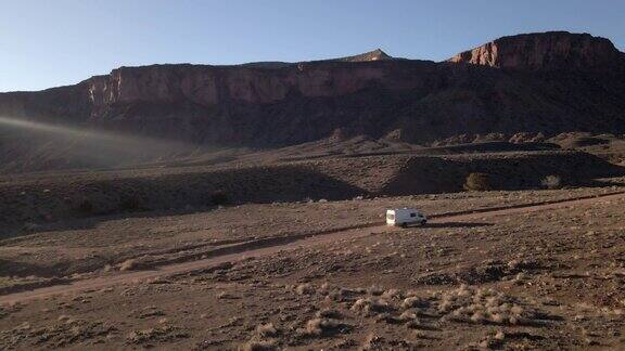 无人机DIY豪华露营车在南科罗拉多州犹他州摩押附近的西南沙漠的土路上行驶