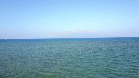 毛伊岛海岸线上湛蓝的天空