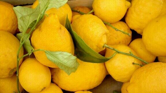 近距离观看市场上新鲜的黄色柠檬