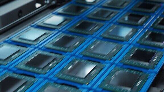 电子工厂生产线上一排排计算机处理器的镜头芯片生产流程