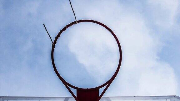 一个带有移动云背景的篮球框