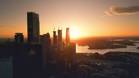 4K鸟瞰图悉尼中央商务区的各种建筑在日出时间与飞机的实时镜头