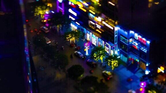 在胡志明市阮顺化街的一个微型霓虹镇的夜晚时光倒转