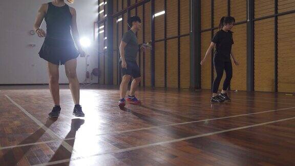亚洲中国羽毛球运动员在羽毛球场上进行低角度耐力训练