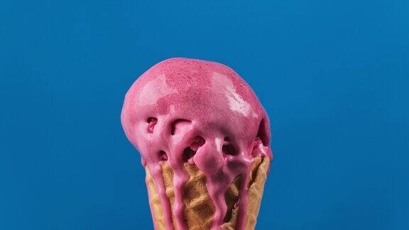 华夫筒里的冰淇淋正在融化樱桃或草莓冰淇淋的延时