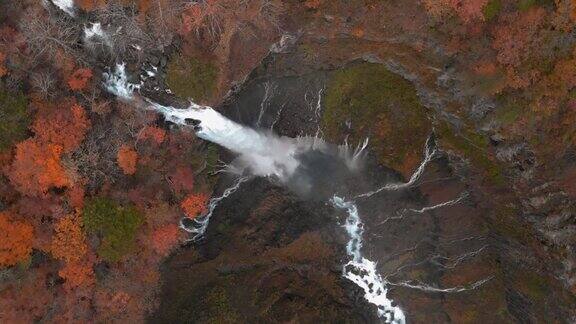 鸟瞰图Kegon瀑布和秋天的树叶日光枥木日本