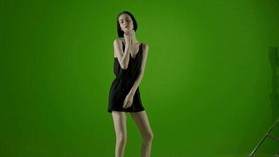 迷人的女孩时尚模特时尚性感的舞蹈在绿色的屏幕