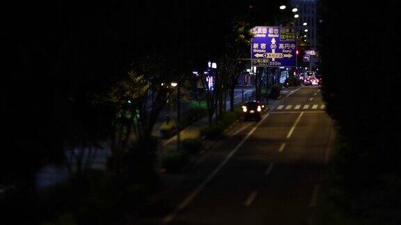 东京城市十字路口的夜间小型交通堵塞