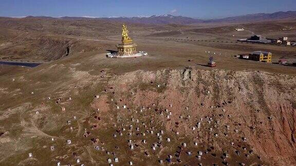 在中国四川甘孜县雅尔琴寺的草山上的大佛