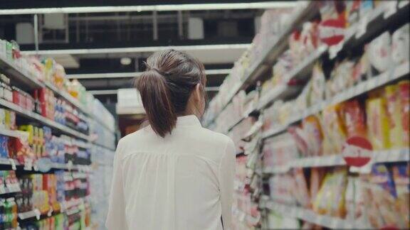 亚洲年轻女子在超市购物