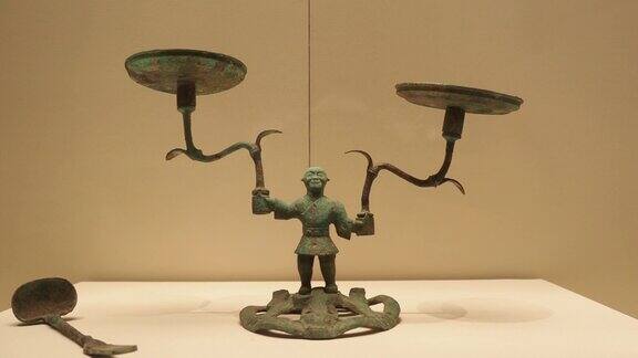 中国古代人形铜灯