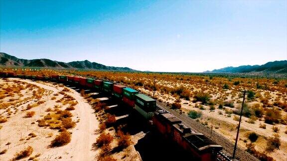 一辆大型集装箱机车沿着美国沙漠的铁轨行驶