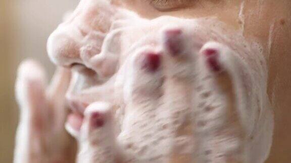 一位年轻女子正在洗脸用泡沫洗面奶洗脸日常面部护肤程序
