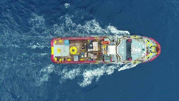 空中俯瞰船舶上的海上运输燃料和动力概念