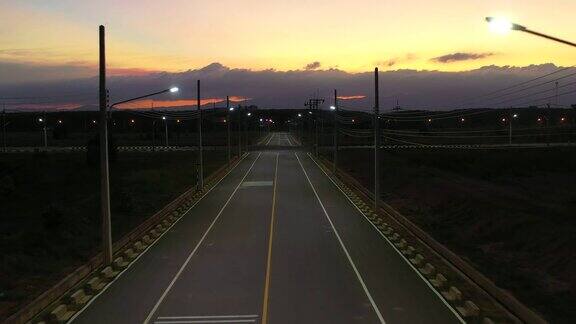 日落场景无人机俯瞰空旷的土地和空旷的新条件道路