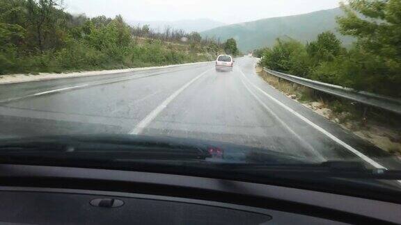 雨天驾驶湿山公路