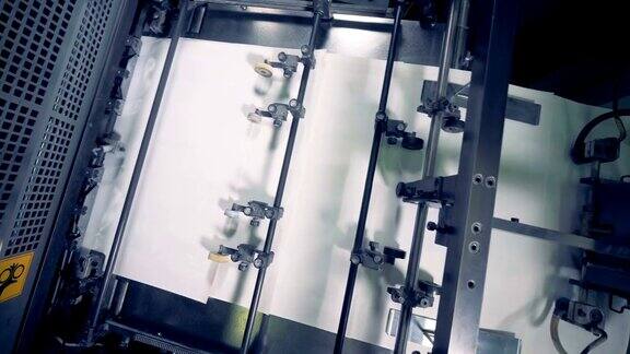 工厂机器在传送带上移动纸张俯视图纸生产机器二次资源的处理