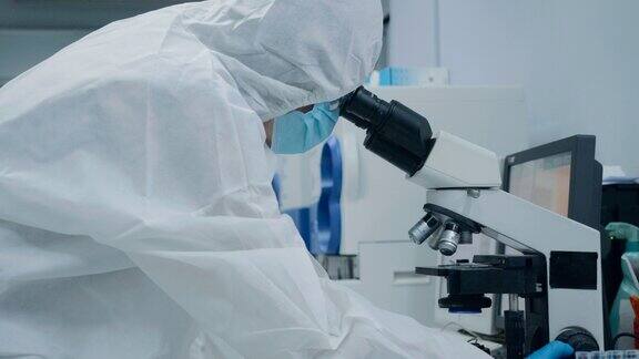科学家在无菌室穿防护服在实验中使用移液管