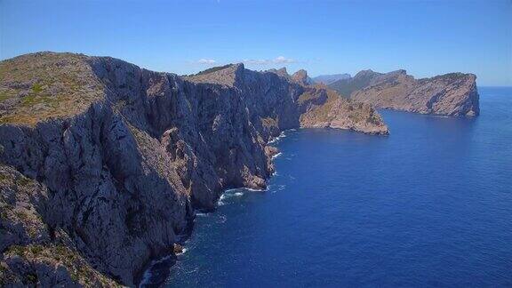 鸟瞰图在巴利阿里群岛马略卡西班牙附近的门明托角著名的悬崖