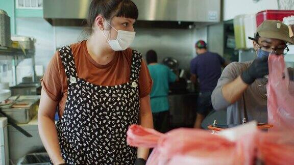 新冠肺炎一级防范禁闭期间餐厅工作人员戴口罩和手套工作