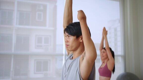 亚洲年轻的没有手臂的截肢男性在健身房做瑜伽有吸引力的快乐残疾运动员运动员锻炼和锻炼以保持肌肉的健康和福祉在体育场
