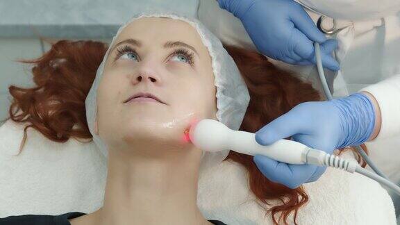 在美容诊所做面部年轻化手术快乐的女人接受手术与现代设备