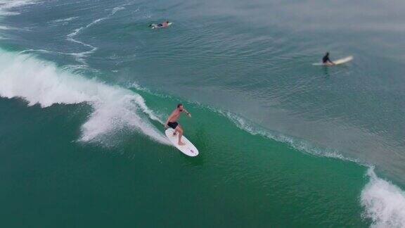 一个冲浪者在哥斯达黎加的波浪上的倾斜移位拍摄