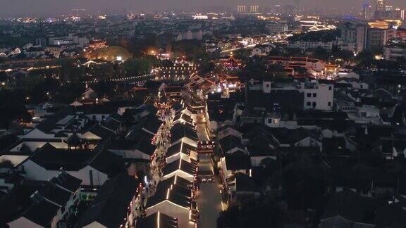 夜间中国苏州运河镇的无人机拍摄