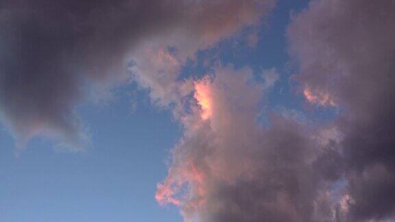 蓝色的天空中有粉红色的云