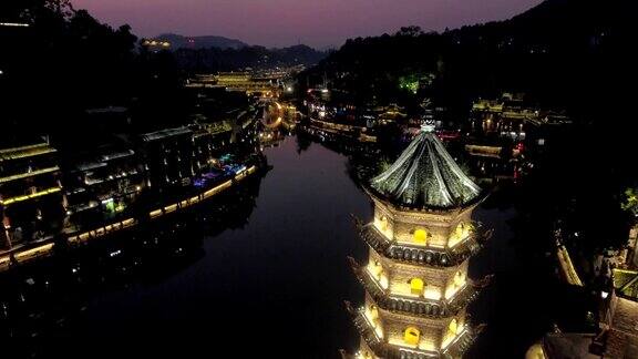 中国凤凰城历史中心的夜景