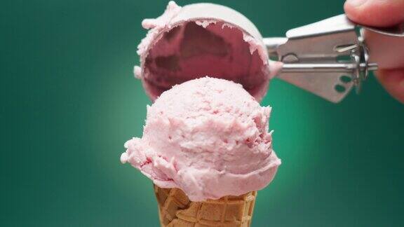 草莓蛋筒冰淇淋