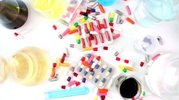 实验室中装有彩色药丸的玻璃烧瓶和试管