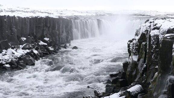 冰岛的塞尔福斯瀑布冬天有雪