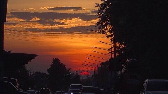 城市道路上的日落