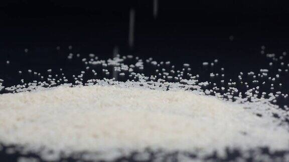 大米掉到一堆大米里