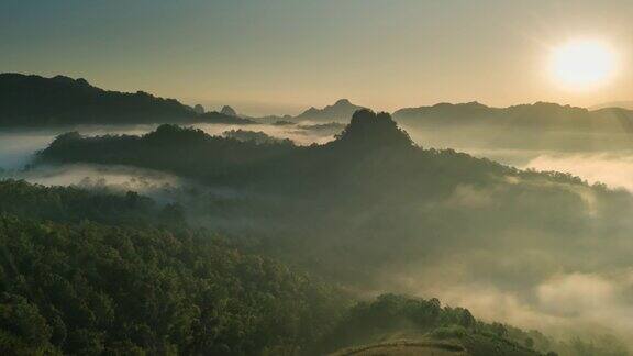 鸟瞰图的雾滚过流动在泰国北部的雨林山Hyperlapse