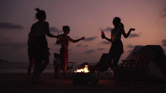 一群亚洲朋友在海滩上野营度假