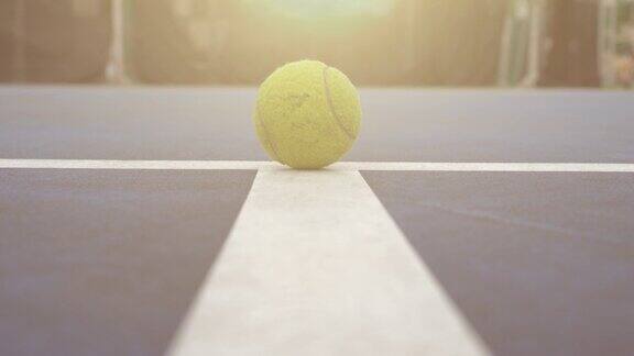 户外的老网球场在日落时分低角度球在线上