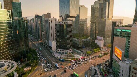 落日余晖灯光小径交通速度通过十字路口的首尔江南中心商业区韩国首尔市