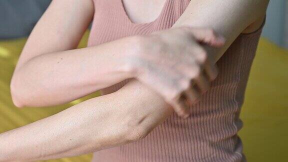 女性在皮肤上涂抹乳液(或保湿霜)以软化皮肤