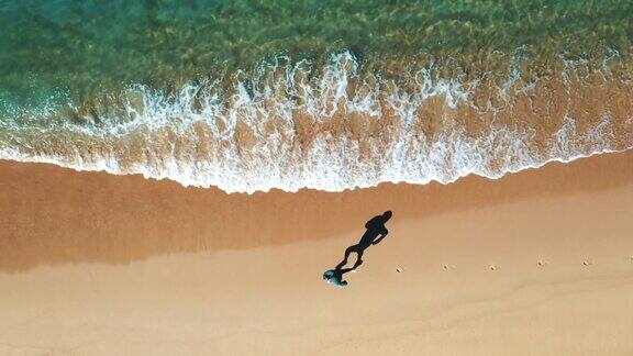 鸟瞰图在海滩上跑步的女人